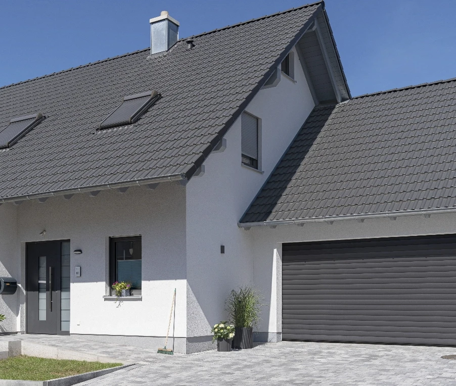 Modernes Einfamilienhaus mit anthrazitfarbenem Garagen-Rolltor