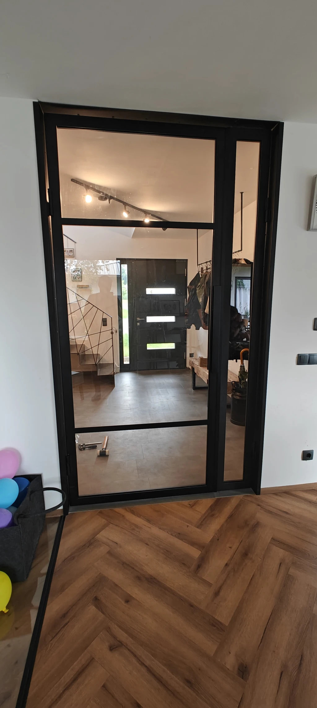 Schwarze Lofttür aus Stahl und Glas im Industriedesign als Raumtrenner